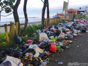 Ulah Pemotor Nakal Tumpuk Sampah di Jalur Wisata Pantai Cipatuguran