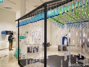 Seni Instalasi Limbah Plastik Suarakan Kritik Budaya Konsumtif