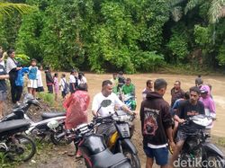 Banjir Terjang Jalan di Sikka, Guru dan Siswa Sulit Menyeberang