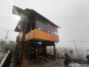 Sensasi Ngopi Sambil Ditemani Kabut Tebal Gunung Ciremai