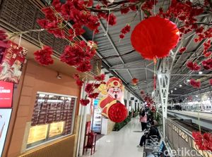 Sambut Imlek Tahun Kuda Api, Dekorasi Merah-Emas Warnai Stasiun Purwokerto