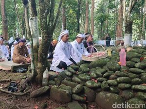 Khidmat Tradisi Ngembang di Ciamis, Ziarah hingga Makan Bersama