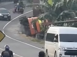 Truk Muatan Beras Terbalik di Poros Pinrang-Parepare Diduga karena Rem Blong