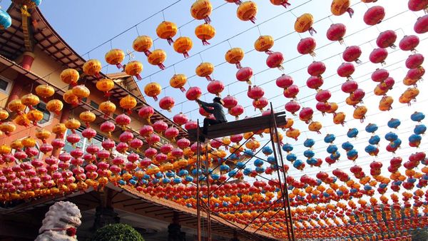 5.000 Lampion Hiasi Maha Vihara Maitreya Deli Serdang Sambut Imlek