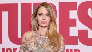 5 Gaya Angelina Jolie Pakai Naked Dress, Seksi Tapi Tetap Elegan