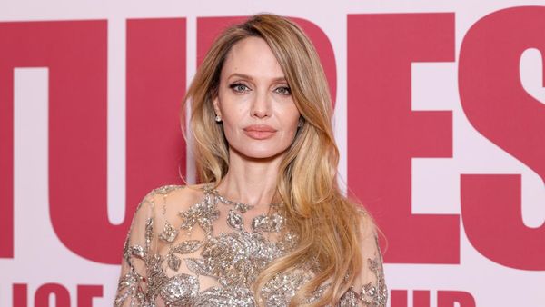5 Gaya Angelina Jolie Pakai Naked Dress, Seksi Tapi Tetap Elegan
