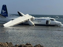 Mencekam! Pesawat Tergelincir Masuk ke Laut Saat Mendarat Darurat