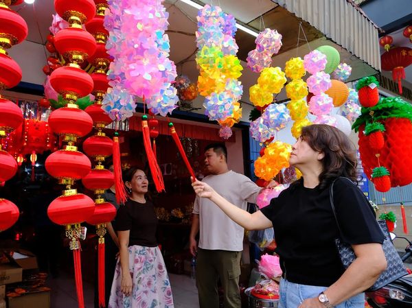 Berburu Hiasan Imlek, Lampion Dijual Rp30 Ribu hingga Rp1 Juta
