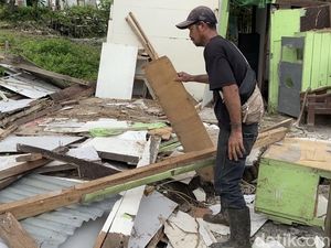 Warga Inisiatif Bongkar Rumah dan Balai RT Sebelum Ambruk Akibat Tanah Gerak