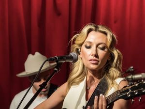 Penyanyi Ini Umumkan Cerai Usai Nama Suami Terseret di Berkas Epstein