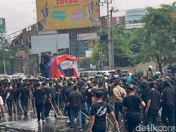 Demo Buruh Depan Tunjungan Plaza Surabaya Sempat Bikin Macet hingga Sore