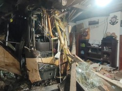 Bus Hilang Kendali Tabrak Rumah di Polman, 5 Warga Terluka