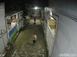 Terekam CCTV Pelajar Pasuruan Dibacok Tetangga