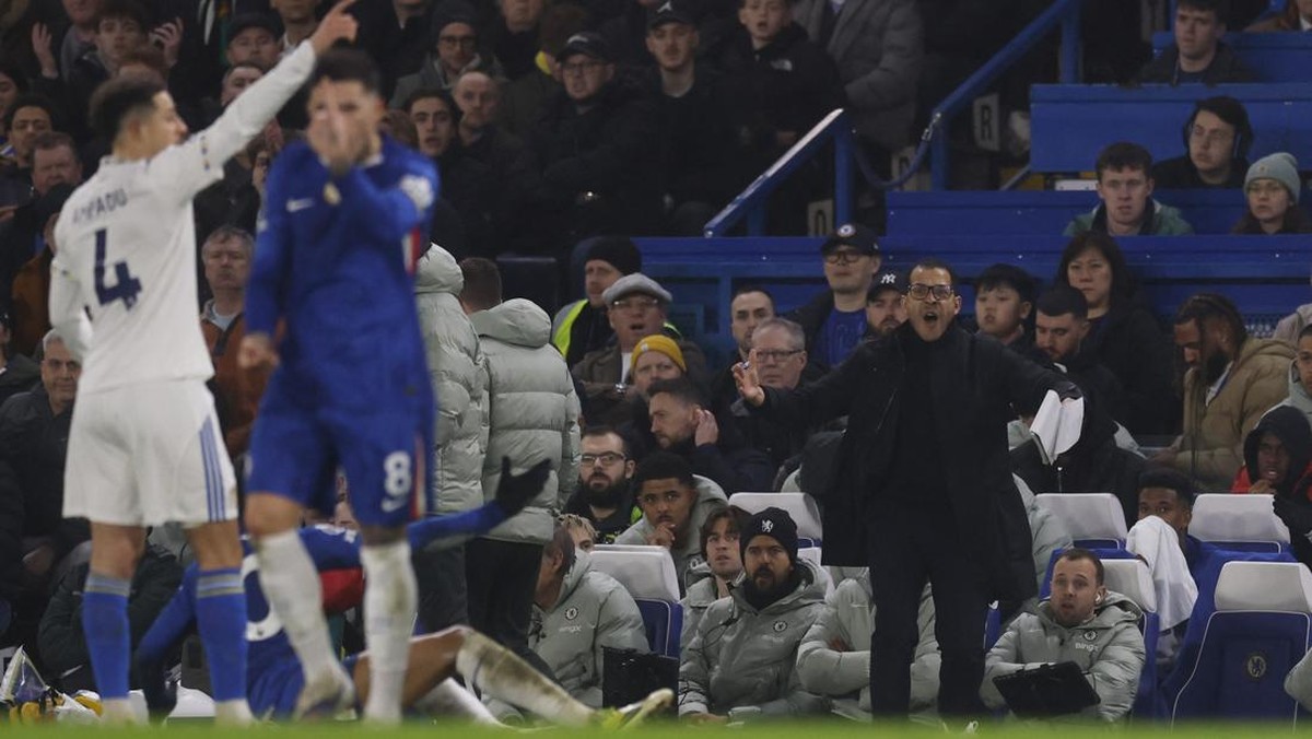 Liam Rosenior (kanan) di laga Chelsea vs Leeds United, Rabu (11/2/2026) dini hari WIB. (Foto: Andrew Couldridge/Action Images via Reuters)