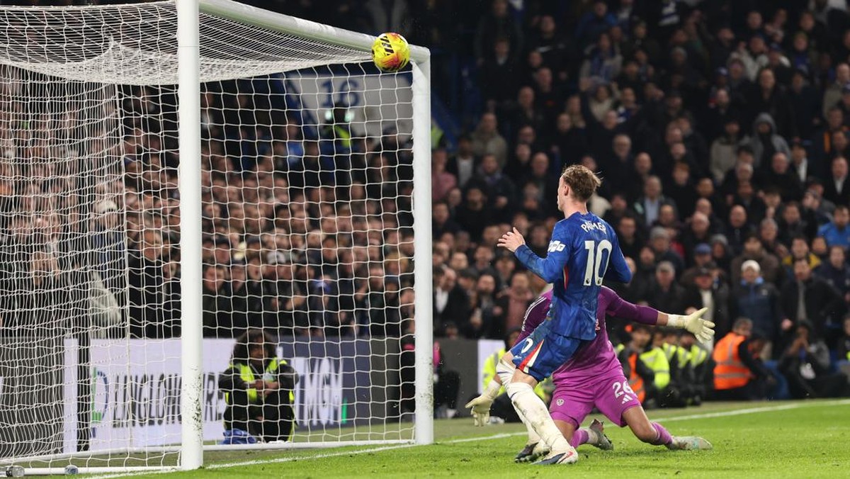 Cole Palmer membuang kesempatan emas mencetak gol di depan gawang kosong. (Foto: Getty Images/Warren Little)