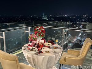 Makan Malam Valentine Romantis di Lantai 18 dengan Panorama Kota Bandung