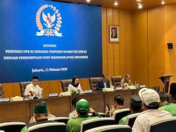 Guru Madrasah Swasta Ngadu ke DPR Tak Bisa Ikut PPPK-Gaji Rp 300 Ribu