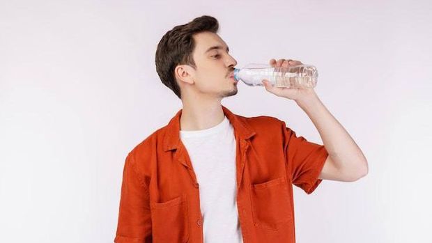 Ilustrasi minum air putih/ Foto: Freepik.com/jcomp
