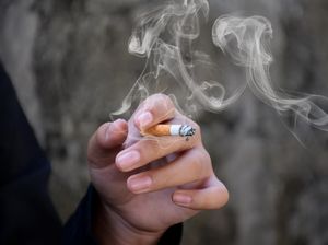 Apa Hukum Merokok Saat Puasa? Yuk Simak Penjelasannya