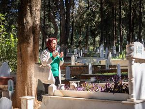 Hukum Ziarah Kubur Saat Lebaran: Wajib, Sunah, atau Tradisi?