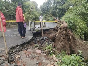 Jalur Penghubung 3 Kecamatan di Nganjuk Longsor