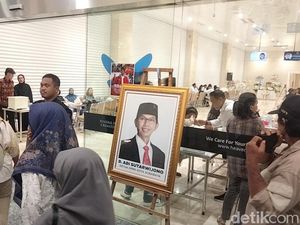 Jenazah Ketua DPRD Surabaya Adi Sutarwijono Tiba di Rumah Duka