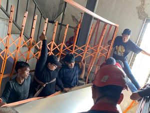 6 Karyawan Ruko di Surabaya Terjepit Teralis dan Akrilik