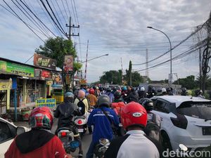 Langganan Macet, Warga Keluhkan Sempitnya Perlintasan KAI Cerme Gresik