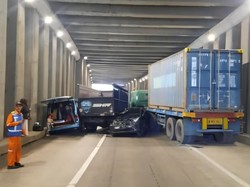 Kendaraan Berimpitan hingga Tutup Jalan Saat Tabrakan di Underpass Jagorawi