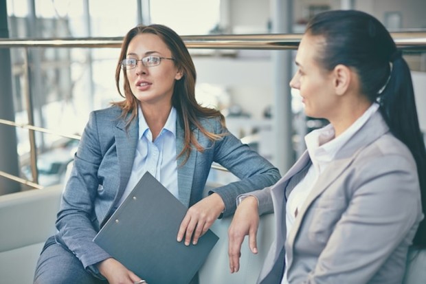 Salah satu kebiasaan buruk di dunia kerja termasuk membicarakan masalah pribadi secara berlebihan. Hal ini dapat mengalihkan perhatian dari tugas utama dan menciptakan kesan tidak profesional.