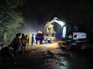 Longsor Tutup Separuh Jalan Provinsi di Majalengka