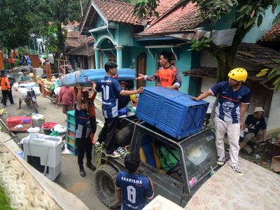 Korban Tanah Bergerak Tegal Berbondong Evakuasi Barang