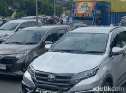 Demo Tutup Jalan Depan UNM Makassar, Lalin AP Pettarani Macet Parah