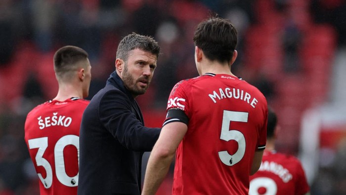 Soccer Football - Premier League - Manchester United v Tottenham Hotspur - Old Trafford, Manchester, Britain - February 7, 2026 Manchester Uniteds Harry Maguire and Manchester United manager Michael Carrick celebrate after the match REUTERS/Phil Nob