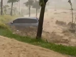 Sapuan Banjir di Babakan Madang Bikin Mobil Jadi Speedboat