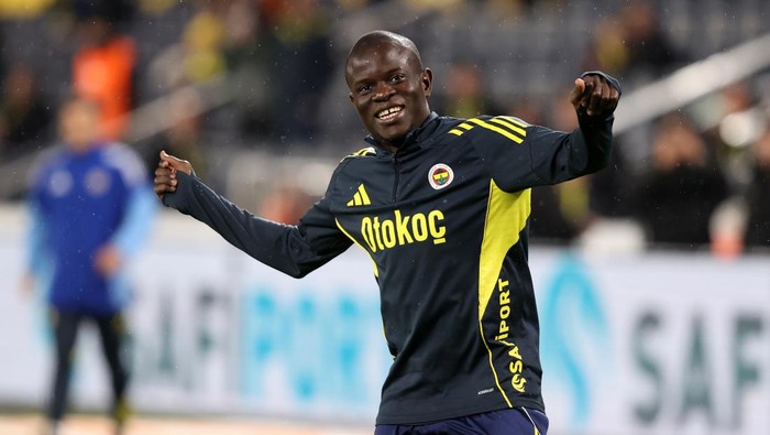 NGolo Kante of Fenerbahce warms up ahead of Turkish Super Lig in Istanbul on February 08, 2026. (Photo by Ali Atmaca/Anadolu via Getty Images)