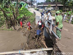 Warga Bersihkan Sungai Karangmalang Buntut 2 Pemotor Hanyut dalam Sehari