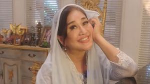 Wajahnya Bikin Salfok, Paramitha Rusady Tetap Memesona di Usia 59