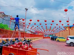 Seribu Lampion Merah Hiasi Kelenteng Dewi Kwan Im Palembang