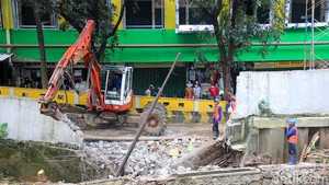 Perbaikan Turap Kali Pesanggrahan di Pasar Cipulir Dikebut
