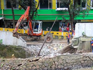 Perbaikan Turap Kali Pesanggrahan di Pasar Cipulir Dikebut