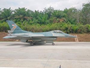 Video: TNI Uji Coba Dua Pesawat Tempur Mendarat di Tol Trans Sumatera