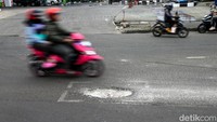 Picu Kecelakaan, Jalan Berlubang di Ciputat Tak Juga Diperbaiki
