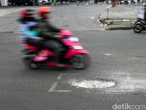 Picu Kecelakaan, Jalan Berlubang di Ciputat Tak Juga Diperbaiki