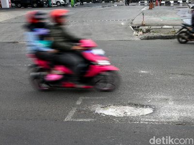 Picu Kecelakaan, Jalan Berlubang di Ciputat Tak Juga Diperbaiki