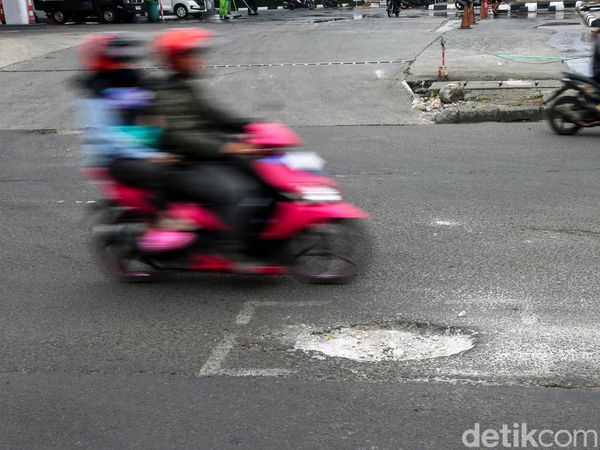 Picu Kecelakaan, Jalan Berlubang di Ciputat Tak Juga Diperbaiki