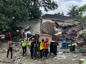 Polres Tegal Bantu Evakuasi Harta Korban Tanah Gerak di Padasari
