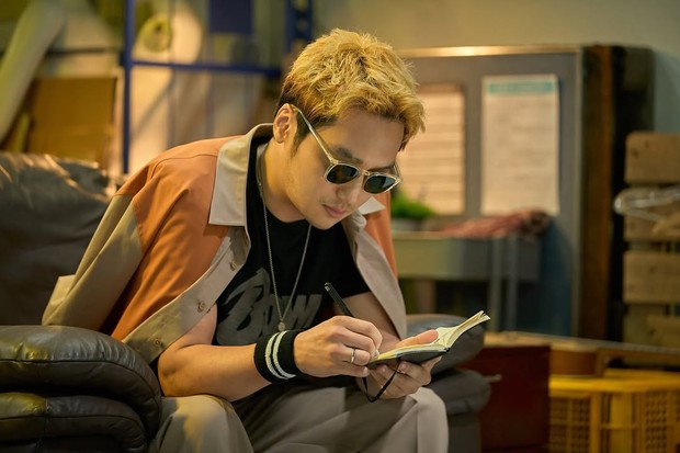 Potret Byun Yo Han di film Netflix Pavane/ Foto: instagram.com/netflixkr Byun Yo Han tampil berbeda dengan rambut pirang.