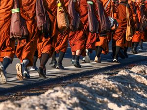 Rombongan Biksu Jalan Kaki 3.700 Km Demi Gaungkan Damai di AS