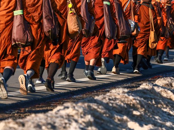 Rombongan Biksu Jalan Kaki 3.700 Km Demi Gaungkan Damai di AS